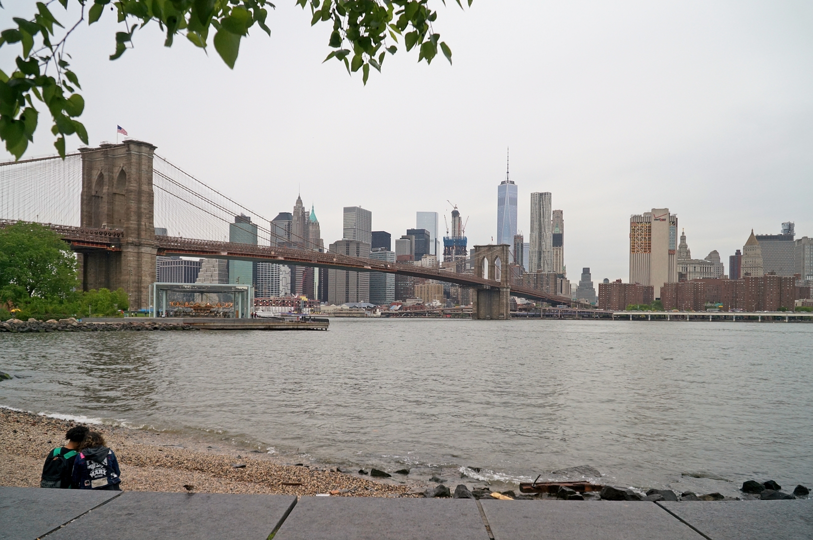 Brooklyn Bridge i panorama Manhattanu.