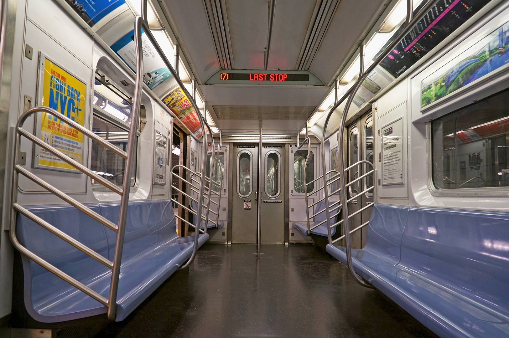 Wnętrze wagonu metra.