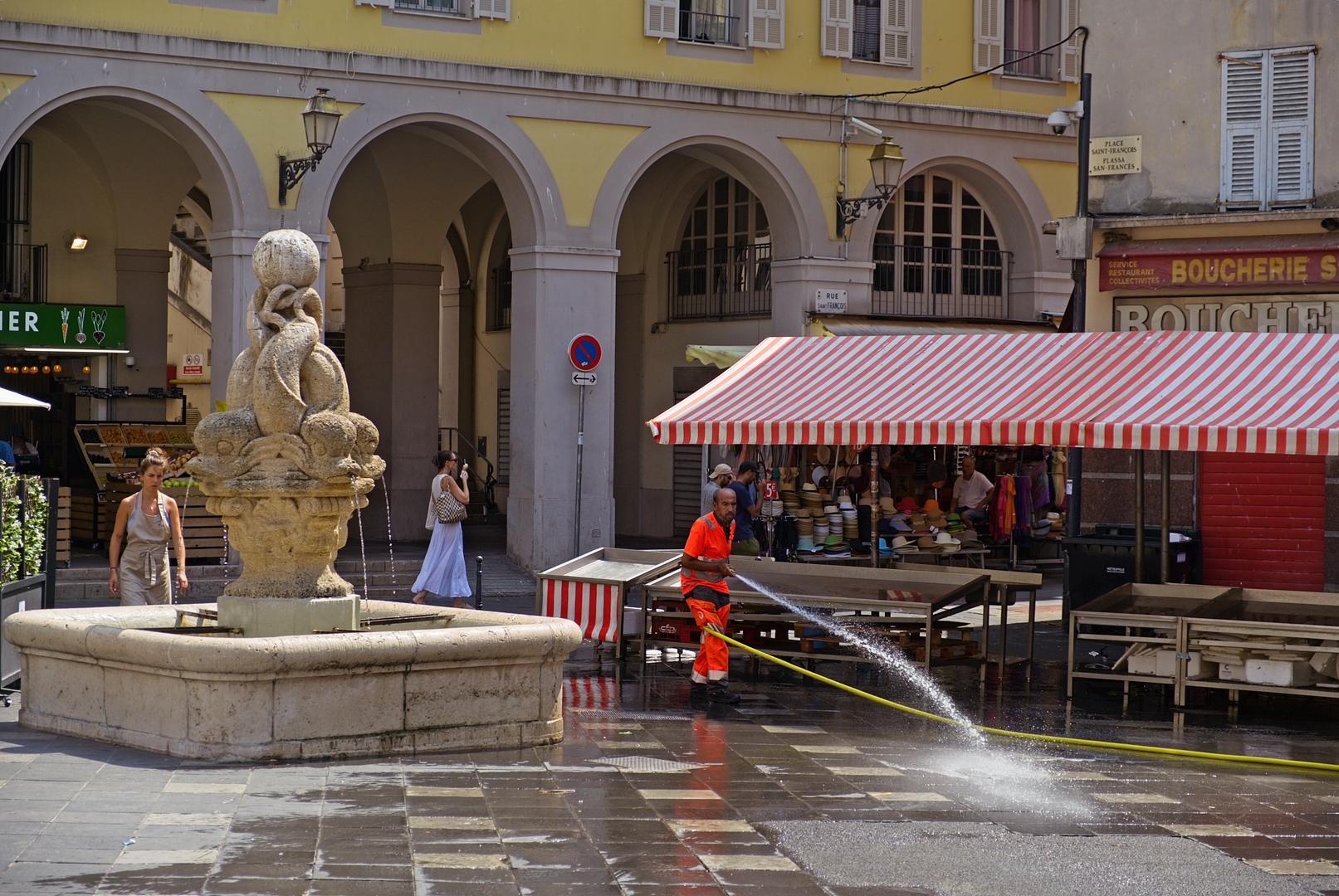 Place Saint-François.